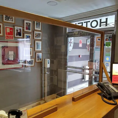 מלון Reina Isabel 5*