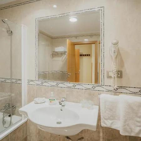 מלון Reina Isabel 5*