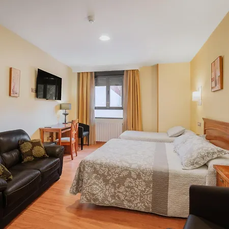 Reina Isabel מלון