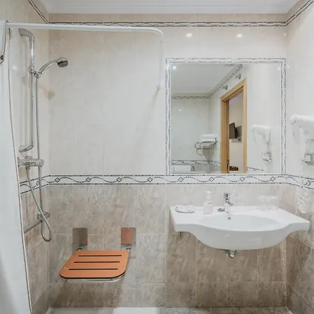 מלון Reina Isabel 5*