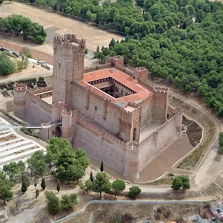 Reina Isabel מלון מדינה דל קמפו