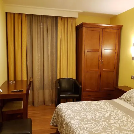 Reina Isabel מלון מדינה דל קמפו