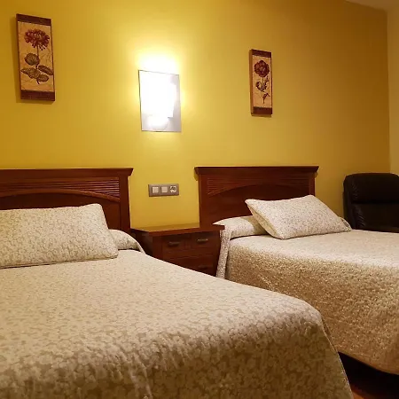 מלון Reina Isabel 5*